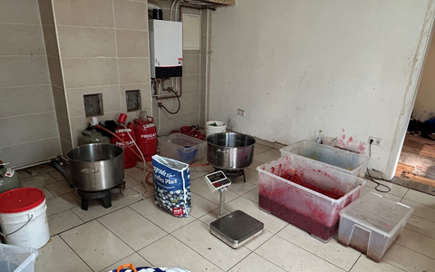 ZOLL-F: Schlag gegen illegale Shisha-Tabak-Herstellung - Zollfahndungsamt Frankfurt am Main beschlagnahmt über 3 Tonnen Tabak - Foto: presseportal.de