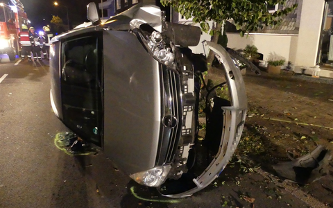 POL-GM: Auto landet auf Seite - 20-Jähriger leicht verletzt - Foto: presseportal.de