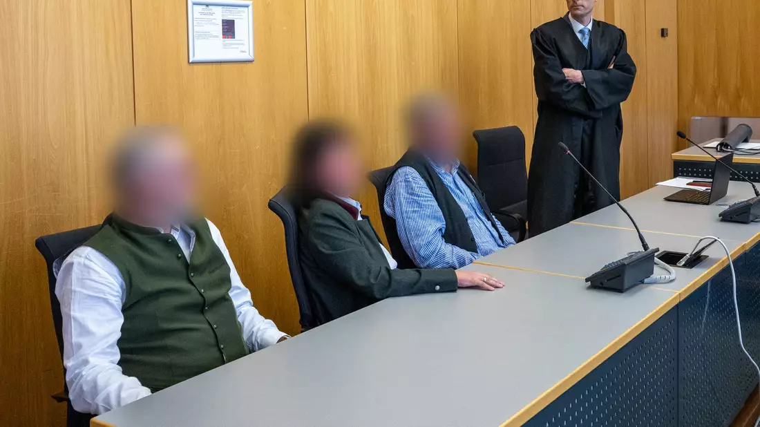 Beim Prozessauftakt waren die drei Adoptierten anwesend. Nun hat das Landgericht die Klage abgewiesen. - Bild: Stefan Puchner/dpa