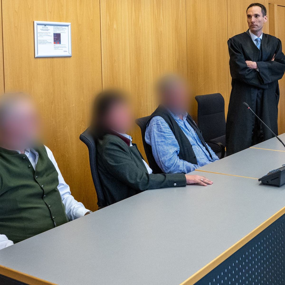 Beim Prozessauftakt waren die drei Adoptierten anwesend. Nun hat das Landgericht die Klage abgewiesen. - Foto: Stefan Puchner/dpa