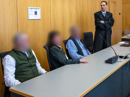 Beim Prozessauftakt waren die drei Adoptierten anwesend. Nun hat das Landgericht die Klage abgewiesen. - Foto: Stefan Puchner/dpa