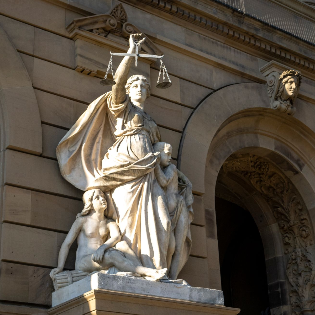 Das Landgericht Ulm hat die Klage der drei erwachsenen Adotpierten abgewiesen. - Foto: Stefan Puchner/dpa