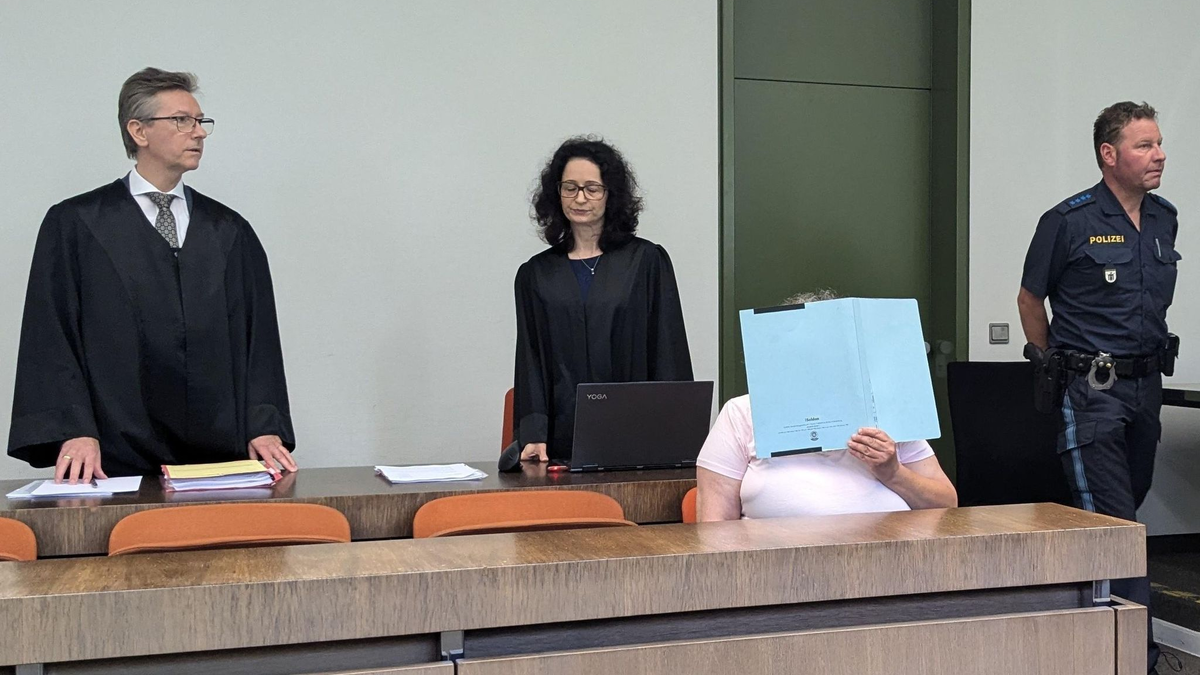 Die 52 Jahre alte Angeklagte hat die Tötung des Mannes zum Prozessauftakt gestanden. - Foto: Bernhard Hiergeist/dpa
