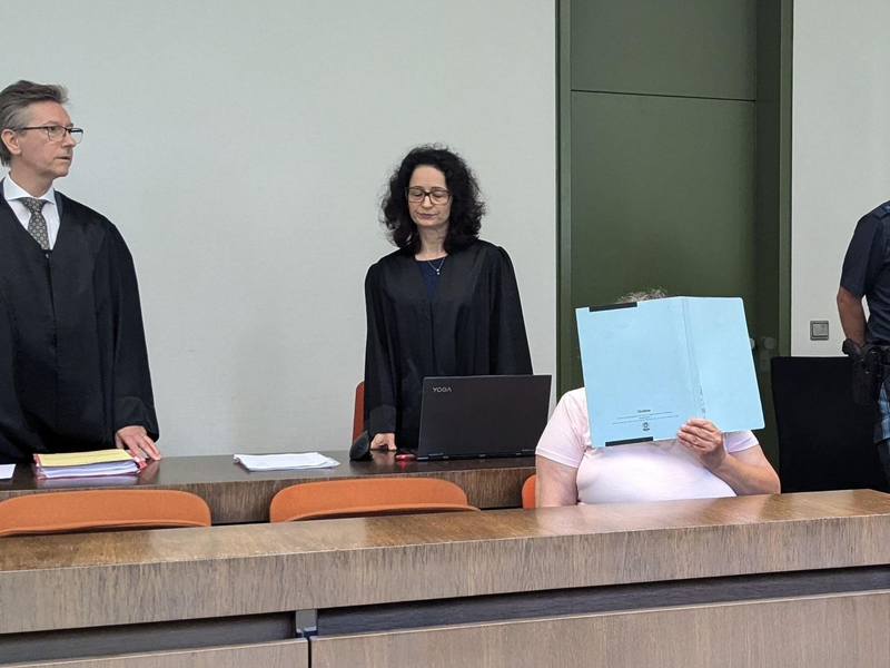 Die 52 Jahre alte Angeklagte hat die Tötung des Mannes zum Prozessauftakt gestanden. - Foto: Bernhard Hiergeist/dpa