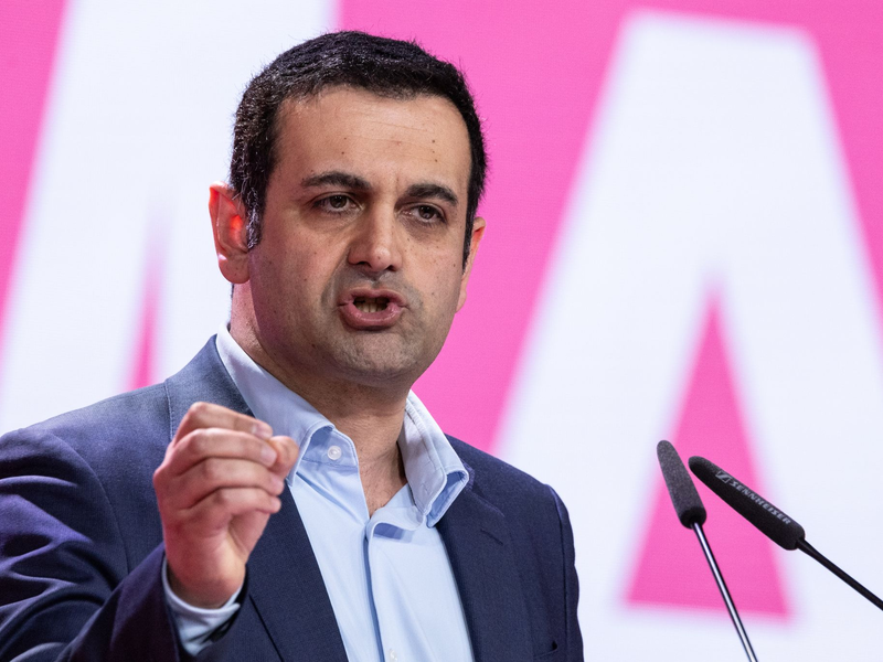 Für Verschärfungen beim Bürgergeld: FDP-Generalsekretär Bijan Djir-Sarai (Archivfoto) - Foto: Hannes P Albert/dpa