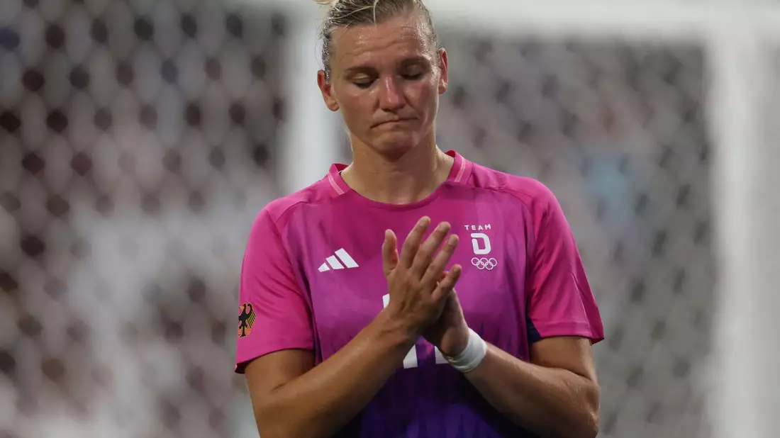 Nach dem 1:4 geg USA bedient: Alexandra Popp  - Bild: Pascal Guyot/AFP/dpa