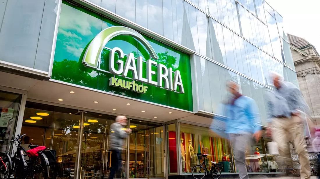 Eine Filiale der Kaufhauskette Galeria Kaufhof in der Fußgängerzone. - Bild: Sina Schuldt/dpa