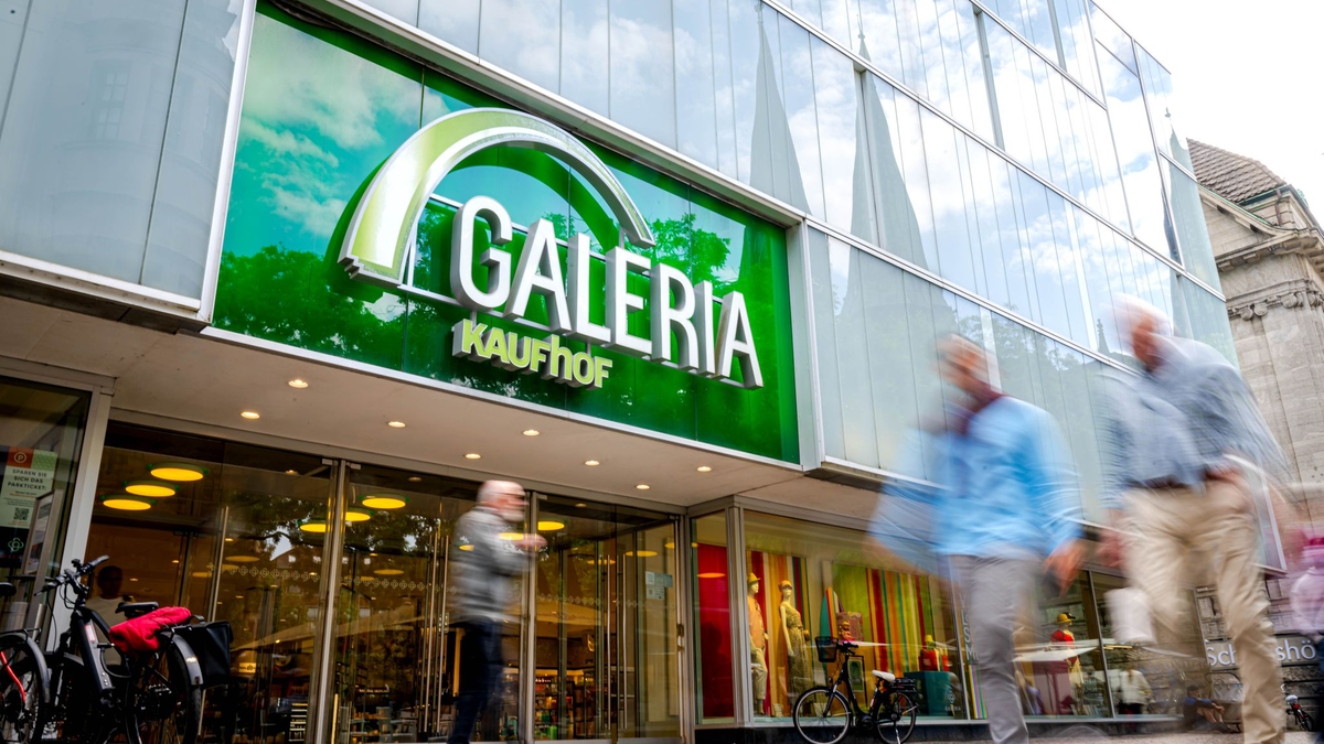 Eine Filiale der Kaufhauskette Galeria Kaufhof in der Fußgängerzone. - Foto: Sina Schuldt/dpa