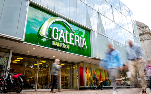 Eine Filiale der Kaufhauskette Galeria Kaufhof in der Fußgängerzone. - Foto: Sina Schuldt/dpa