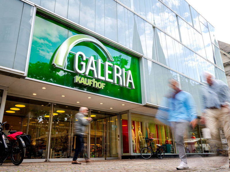 Eine Filiale der Kaufhauskette Galeria Kaufhof in der Fußgängerzone. - Foto: Sina Schuldt/dpa
