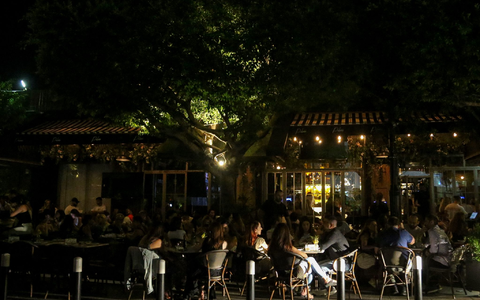 Sich ablenken, abwarten: Menschen in Beirut - Foto: Marwan Naamani/dpa