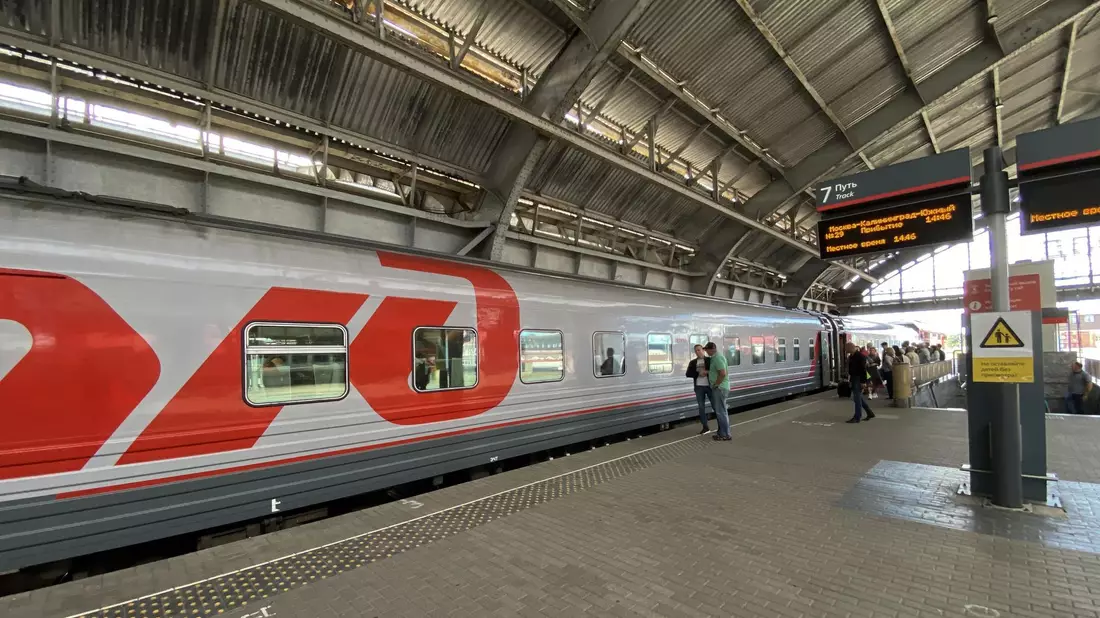 Die russische Staatsbahn mit dem Logo RZD gilt als eines der wichtigsten Transportmittel im flächenmäßig größten Land der Erde. (Symbolbild) - Bild: Ulf Mauder/dpa