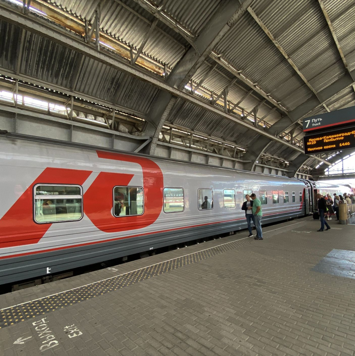 Die russische Staatsbahn mit dem Logo RZD gilt als eines der wichtigsten Transportmittel im flächenmäßig größten Land der Erde. (Symbolbild) - Foto: Ulf Mauder/dpa