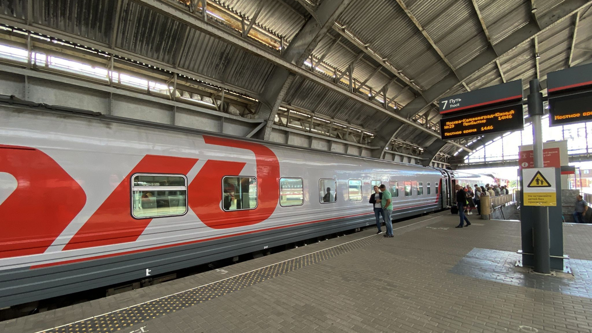 Die russische Staatsbahn mit dem Logo RZD gilt als eines der wichtigsten Transportmittel im flächenmäßig größten Land der Erde. (Symbolbild) - Foto: Ulf Mauder/dpa