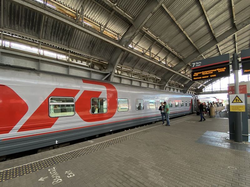 Die russische Staatsbahn mit dem Logo RZD gilt als eines der wichtigsten Transportmittel im flächenmäßig größten Land der Erde. (Symbolbild) - Foto: Ulf Mauder/dpa