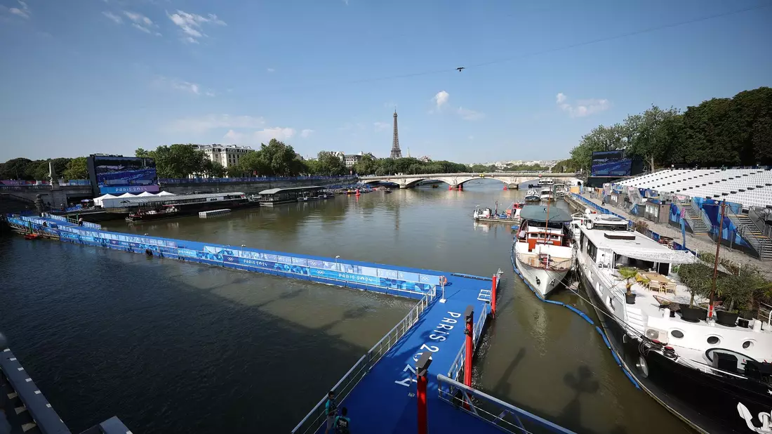 Die Triathleten konnten sich Schwimmstrecke in der Seine nur von außen ansehen. - Bild: Sven Hoppe/dpa