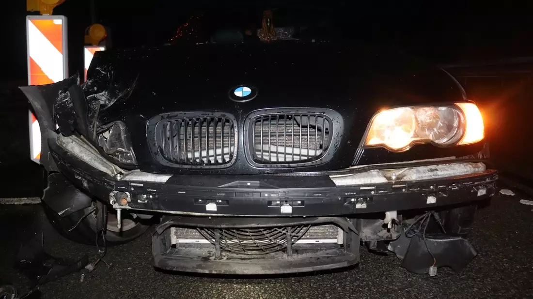 POL-HF: Auffahrunfall vor Baustellenampel- Fahrer übersieht wartende Fahrzeuge - Bild: presseportal.de