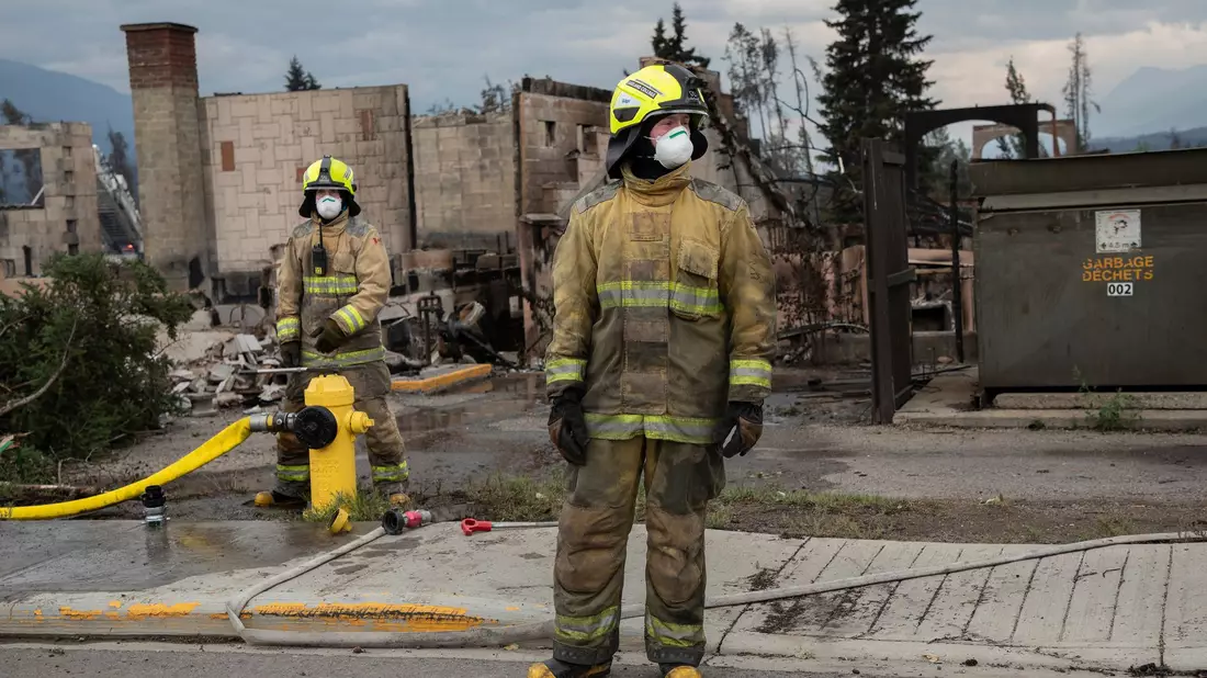 Ein schwerer Waldbrand im Jasper-Nationalpark sorgt in der Stadt Jasper für Verwüstung. - Bild: Amber Bracken/The Canadian Press/AP