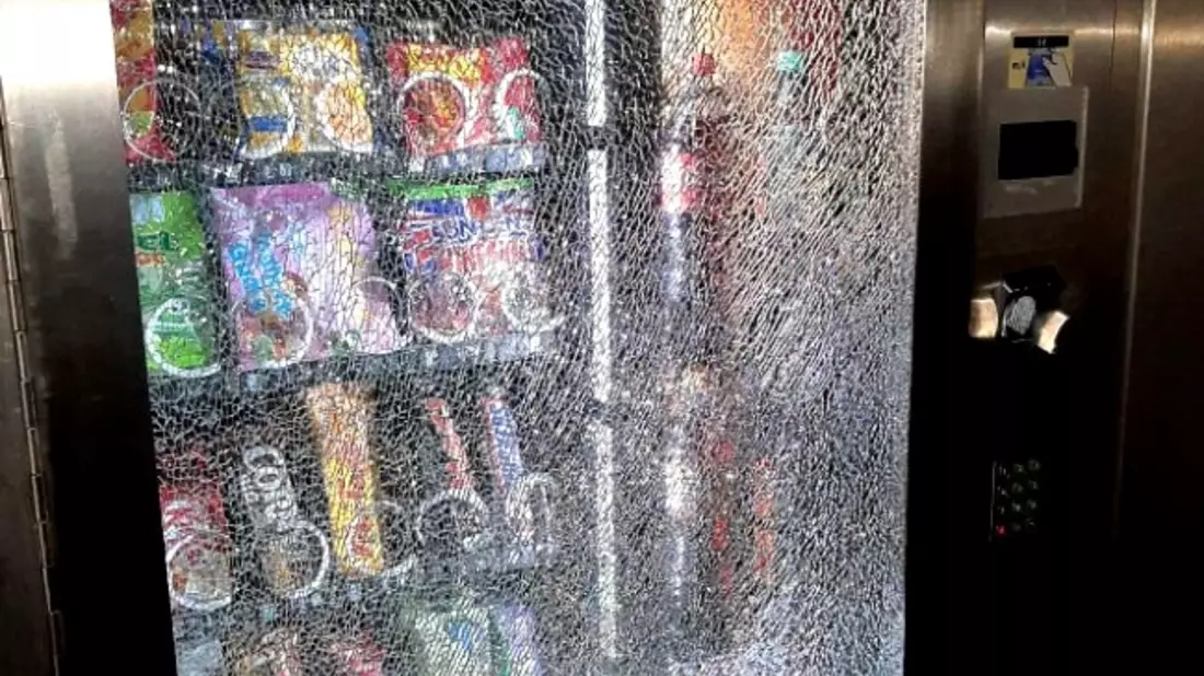 BPOL-KI: Bundespolizei - 80x auf Snackautomaten eingeschlagen und eingetreten. - Bild: presseportal.de
