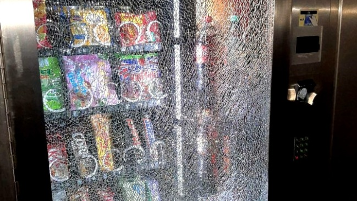 BPOL-KI: Bundespolizei - 80x auf Snackautomaten eingeschlagen und eingetreten. - Foto: presseportal.de