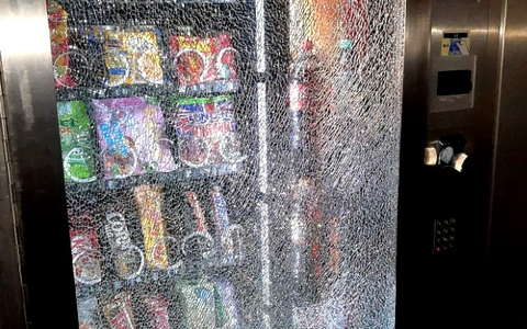 BPOL-KI: Bundespolizei - 80x auf Snackautomaten eingeschlagen und eingetreten. - Foto: presseportal.de