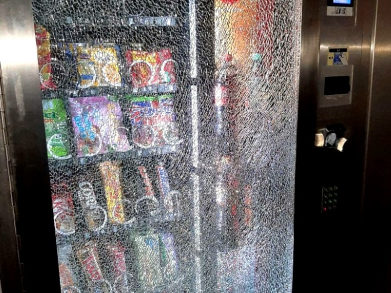 BPOL-KI: Bundespolizei - 80x auf Snackautomaten eingeschlagen und eingetreten. - Foto: presseportal.de