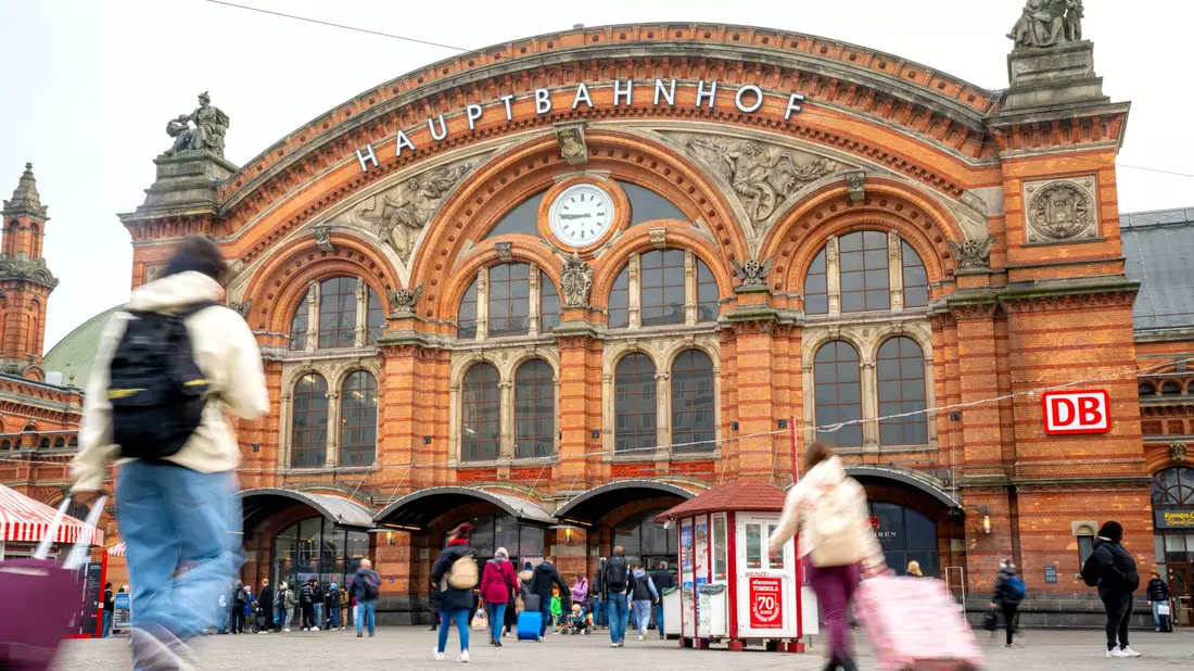 Wegen eines Kabelschadens können Züge von und nach Hamburg nicht über den Bremer Hauptbahnhof fahren. (Archivbild) - Bild: Sina Schuldt/dpa