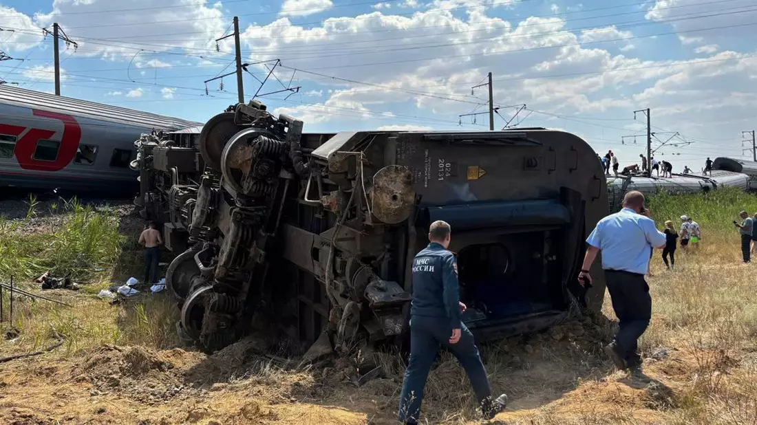 Nach RZD-Angaben kippten in der Region Wolgograd acht Waggons von den Gleisen. - Bild: Uncredited/Kotelnikovsky District Administr/AP/dpa