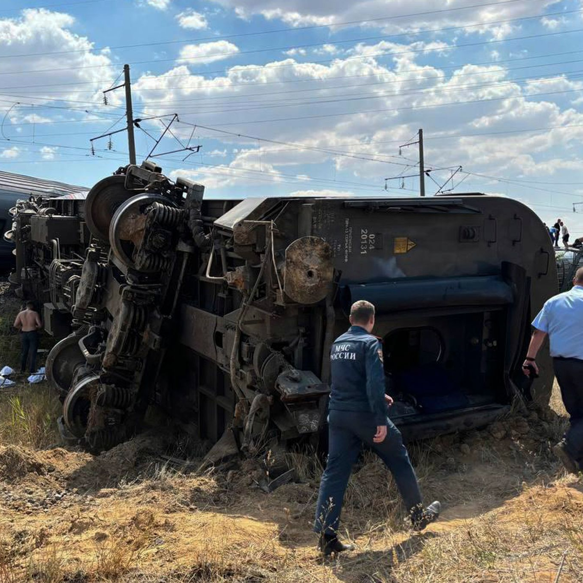 Nach RZD-Angaben kippten in der Region Wolgograd acht Waggons von den Gleisen. - Foto: Uncredited/Kotelnikovsky District Administr/AP/dpa