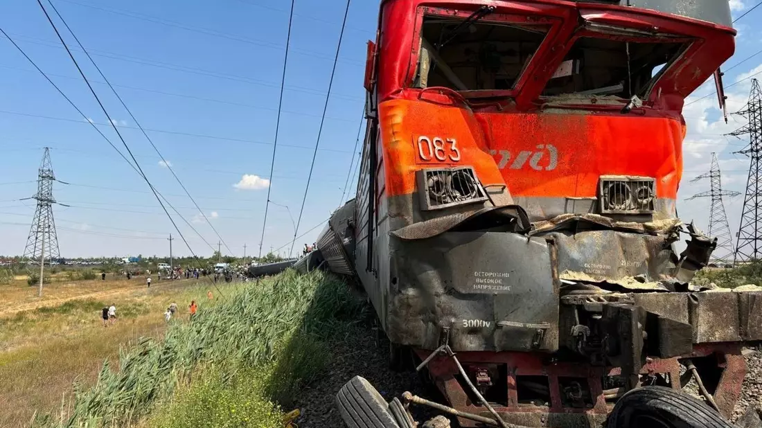  Der Verkehr auf der Strecke wurde vorübergehend eingestellt.  - Bild: Uncredited/Kotelnikovsky District Administration/AP/dpa