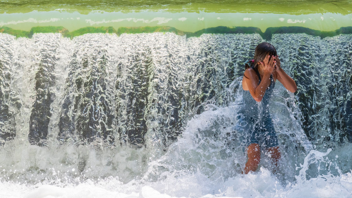 Nicht überall kann man sich bei Hitze so gut abkühlen wie hier im Englischen Garten in München. (Archivbild) - Foto: Peter Kneffel/dpa