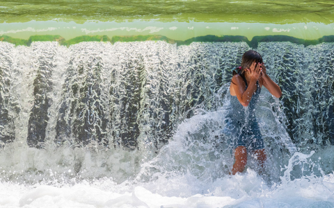 Nicht überall kann man sich bei Hitze so gut abkühlen wie hier im Englischen Garten in München. (Archivbild) - Foto: Peter Kneffel/dpa