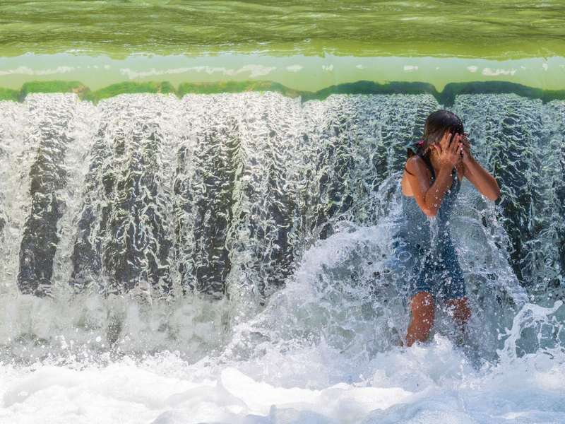 Nicht überall kann man sich bei Hitze so gut abkühlen wie hier im Englischen Garten in München. (Archivbild) - Foto: Peter Kneffel/dpa