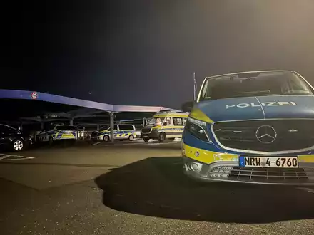 POL-BO: Tuningtreffen auf Bochumer Parkplatz: Polizei zieht Auto aus dem Verkehr - Foto: presseportal.de