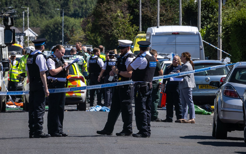 Bei einer Mahnwache gedachten zahlreiche Menschen friedlich der Opfer.
 - Foto: James Speakman/PA Wire/dpa