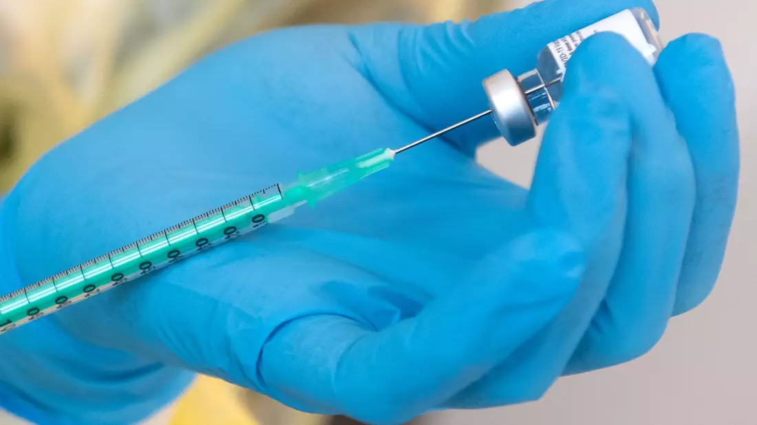 Die mRNA-Technologie hat zur Entwicklung von Coronaimpfstoffen im Rekordtempo beigetragen (Archivbild) - Bild: Sven Hoppe/dpa