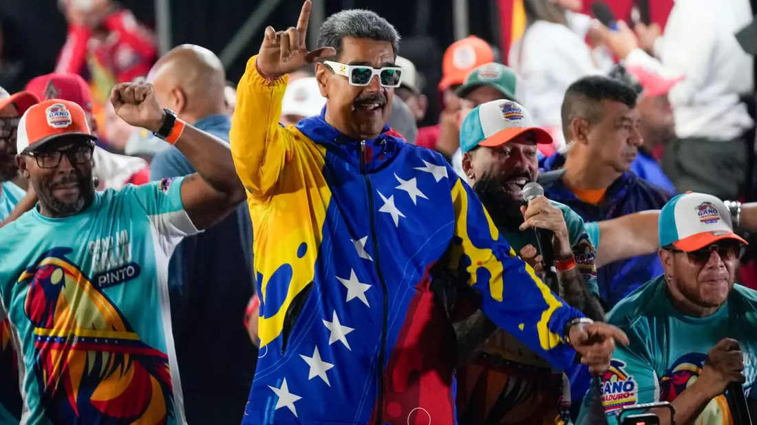 Präsident Maduro feiert seinen offiziell verkündeten Sieg. - Bild: Fernando Vergara/AP/dpa