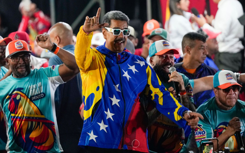 Präsident Maduro feiert seinen offiziell verkündeten Sieg. - Foto: Fernando Vergara/AP/dpa