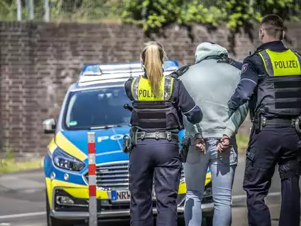 POL-ME: Ohne Führerschein, unter Drogeneinfluss und mit geklautem Auto unterwegs: 16-Jähriger festgenommen - Monheim am Rhein - 2502051 - Foto: presseportal.de