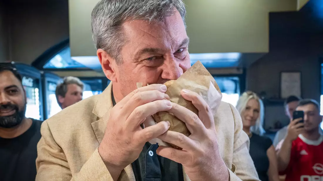 Hat sich als großer Döner-Fan geoutet: Bayerns Ministerpräsident Markus Söder. (Archivbild) - Bild: Peter Kneffel/dpa