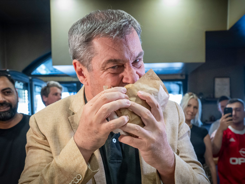 Hat sich als großer Döner-Fan geoutet: Bayerns Ministerpräsident Markus Söder. (Archivbild) - Foto: Peter Kneffel/dpa
