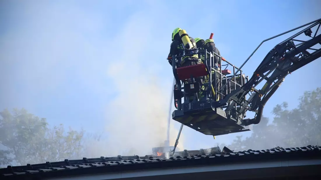 FW-SE: Dachstuhlbrand eines Einfamilienhauses - Bild: presseportal.de