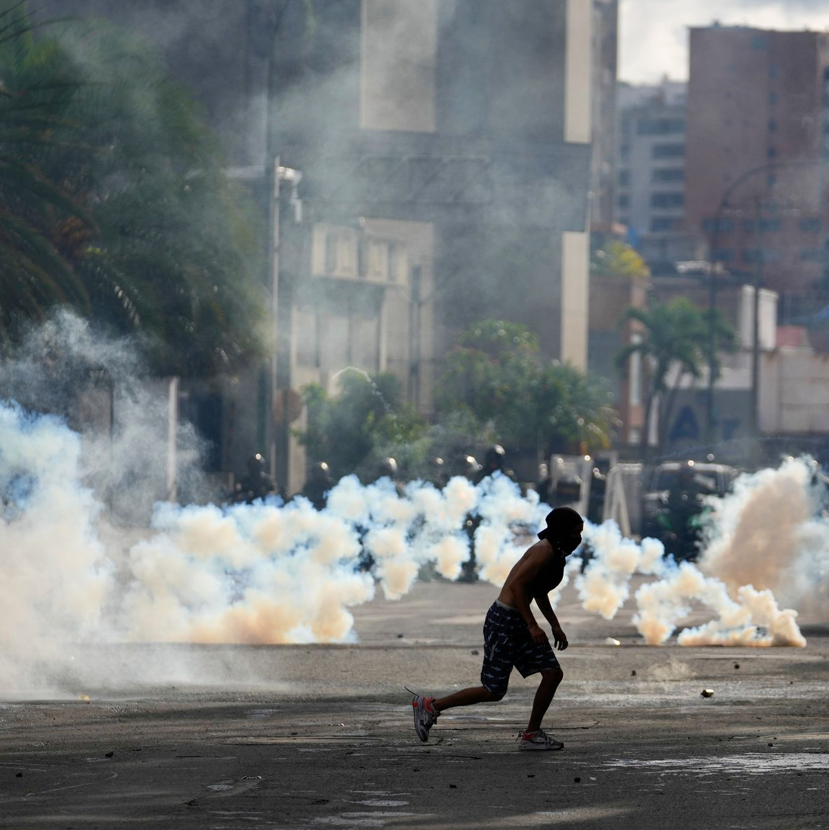 Die Polizei geht hart gegen Demonstranten vor. - Foto: Matias Delacroix/AP/dpa