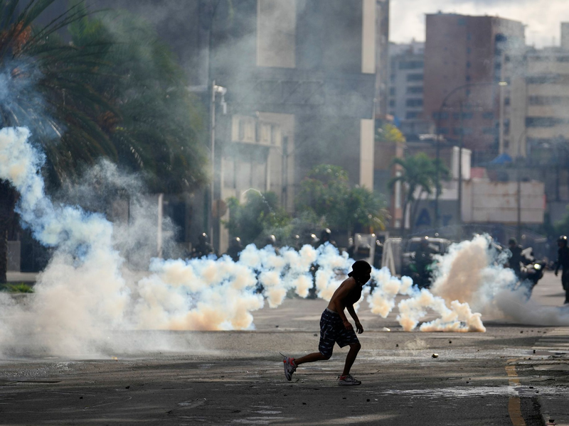 Das offizielle Wahlergebnis wirft weiter Fragen auf. - Foto: Matias Delacroix/AP/dpa