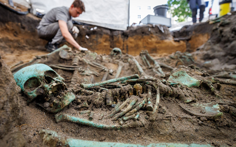 Bis zu eineinhalb Meter tief müssen die Fachleute graben, um alle Toten freizulegen. - Foto: Daniel Karmann/dpa Bis zu eineinhalb Meter tief müssen die Fachleute graben, um alle Toten freizulegen. - Foto: Daniel Karmann/dpa