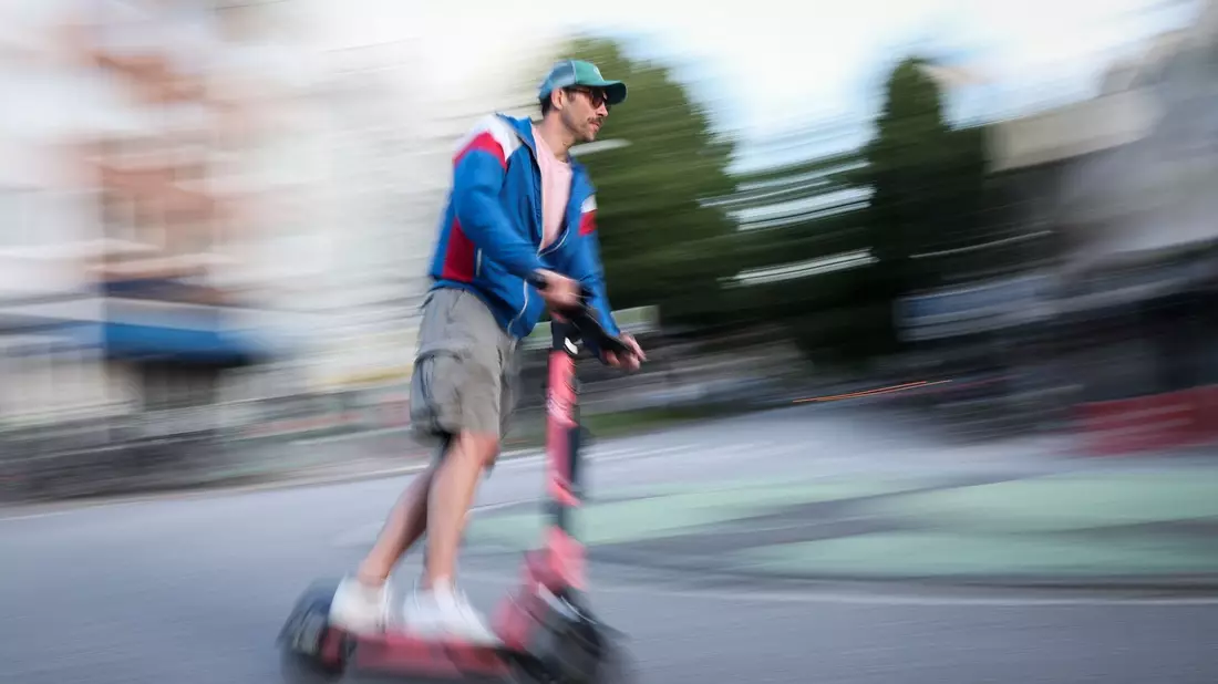 In Madrid wird man künftig nur mit eigenen E-Scootern fahren dürfen. (Symbolbild) - Bild: Christian Charisius/dpa