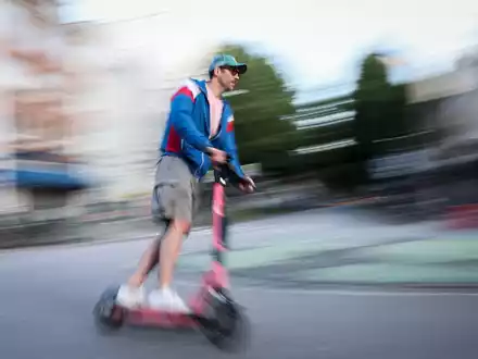 Rücksichtsloses Fahren ist einer Studie für den Großteil von E-Scooter-Unfällen verantwortlich. (Illustration) - Foto: Christian Charisius/dpa