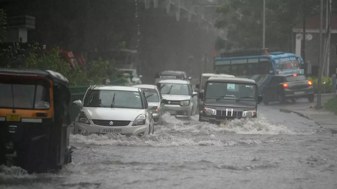 Monsunregen überschwemmt Straßen in Indien.  - Bild: Channi Anand/AP/dpa