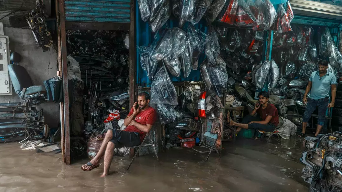 Der Monsunregen löst Überschwemmungen aus in Indien. - Bild: Rafiq Maqbool/AP/dpa