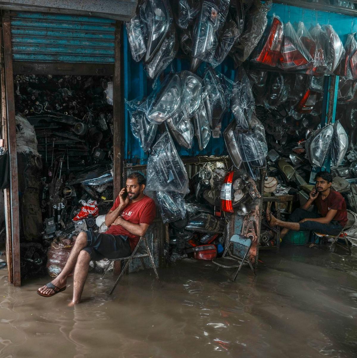 Der Monsunregen löst Überschwemmungen aus in Indien. - Foto: Rafiq Maqbool/AP/dpa